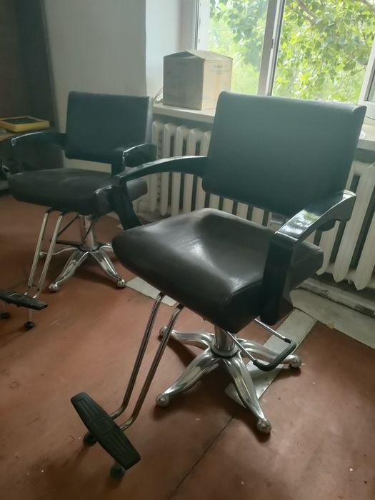 Продам парикмахерские кресла и стилажи