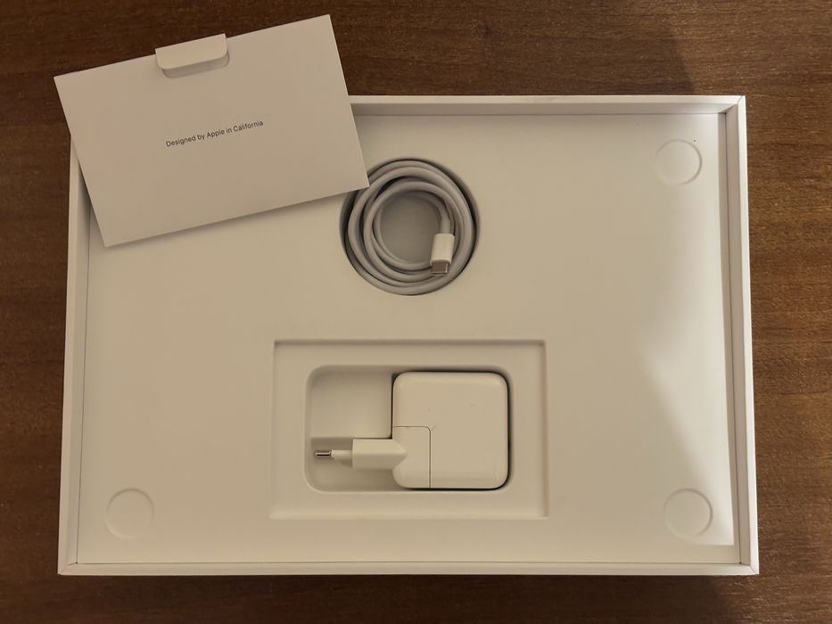 MacBook Air M1 2020, 8GB RAM, 256GB SSD + cutie + husă