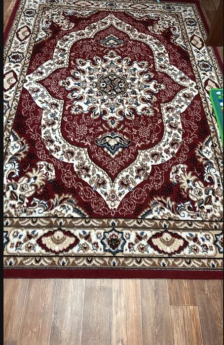 Продаю ковёр красный новый