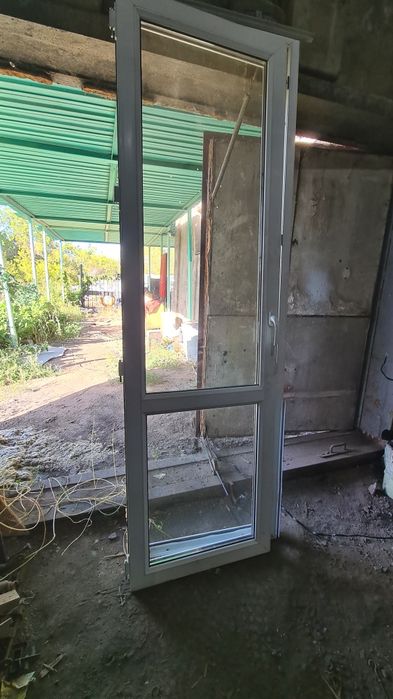 Дверь  пластиковая Б/У