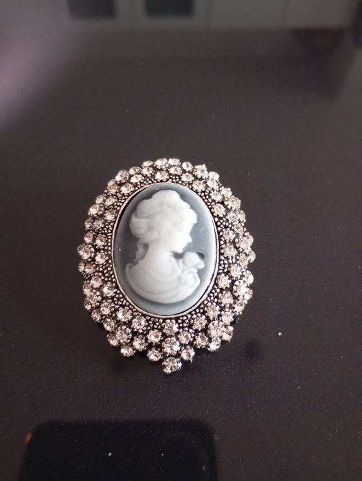 Брошка  от  Камея