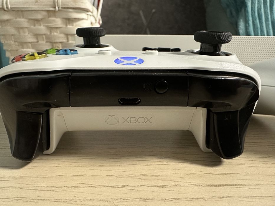 Продам XBOX ONE S 1Tr 2 геймпада