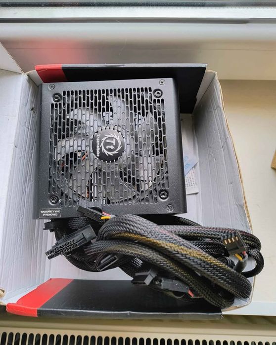 Геймърско захранване на Thermaltake 600W RGB 80+