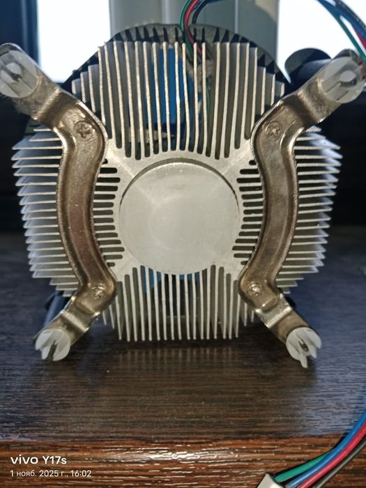 Кулер рабочий, имеет дефекты, охлаждает нормально