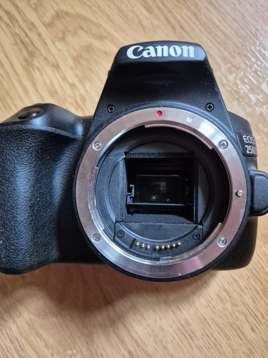 Aparat foto Canon E 250d impecabil