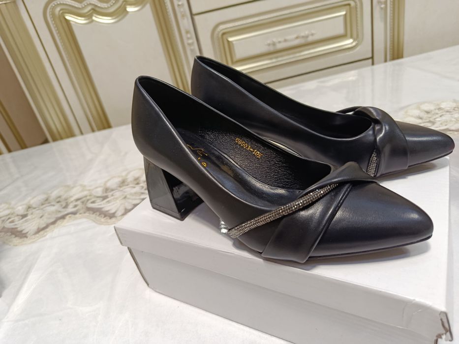 Аёллар туфлиси сотилади