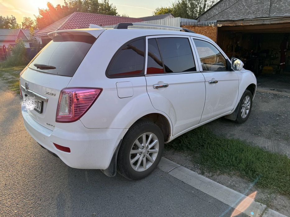 Продам машину Lifan X60