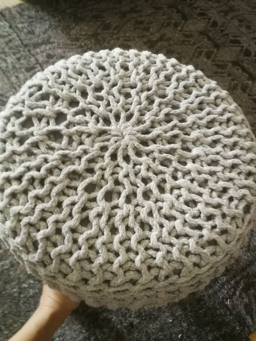 Табуретка с дървени крачета с плетка