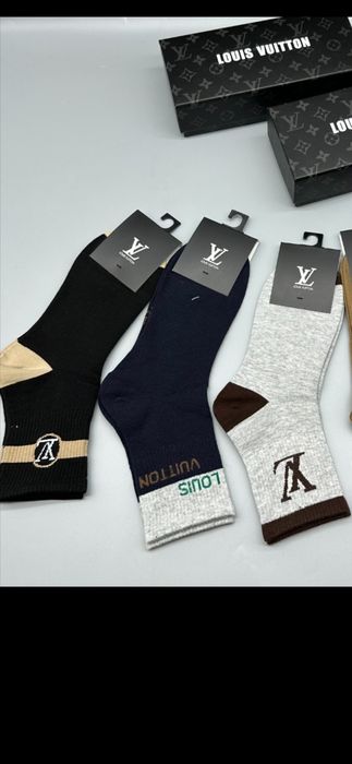 Șosete Louis Vuitton model 2026, prețul este ptr o pereche