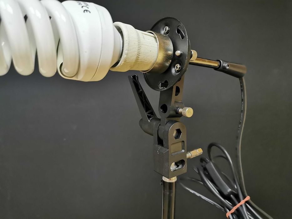 Стойка за чадър / софтбокс с вграден цокъл за крушка