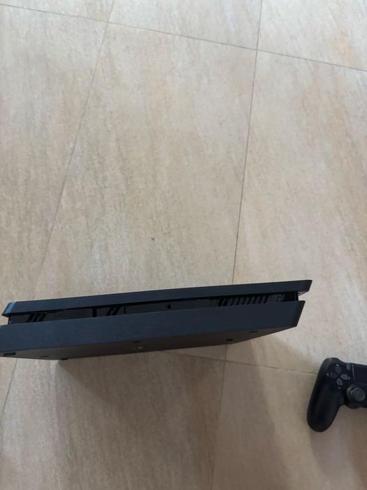Playstation 4 slim de 1 tb , cu 2 controllere si 9 jocuri