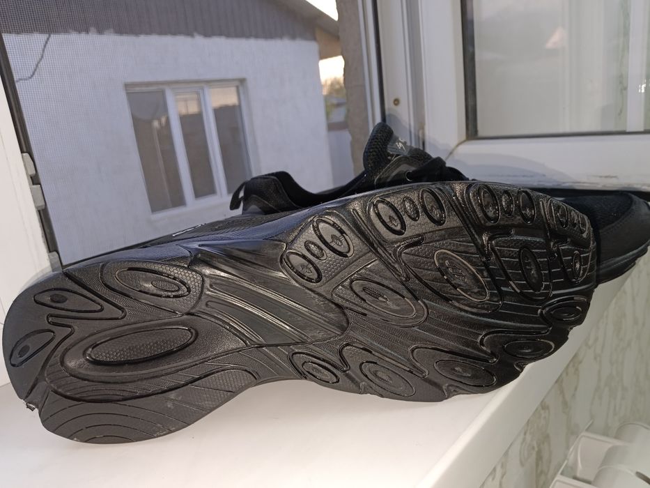 Продажа кроссовок великанов