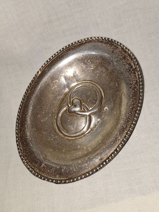 Старинен малък сребърен съд за венчални халки