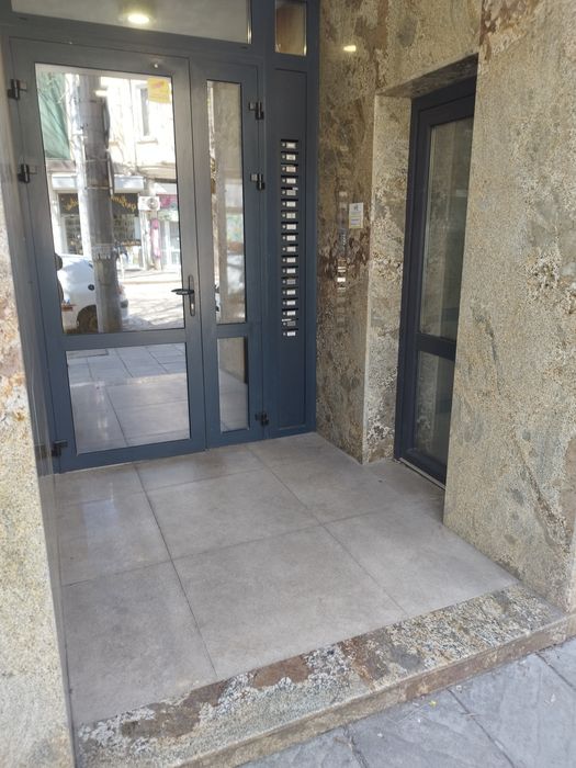 Тристаен в центъра под наем