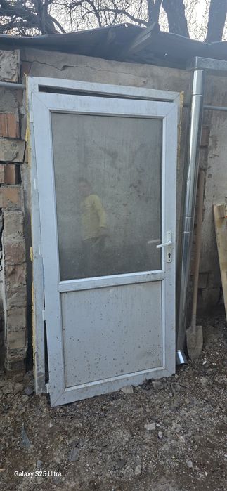 Пластиковая дверь со стеклом