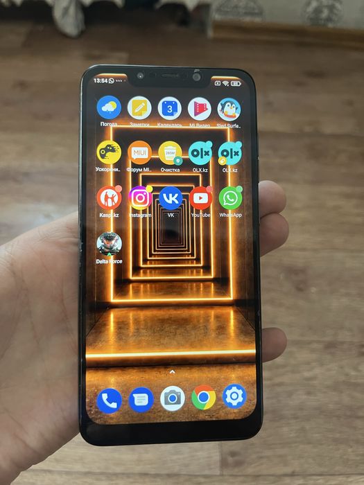 Продам мощный игровой телефон poco F1