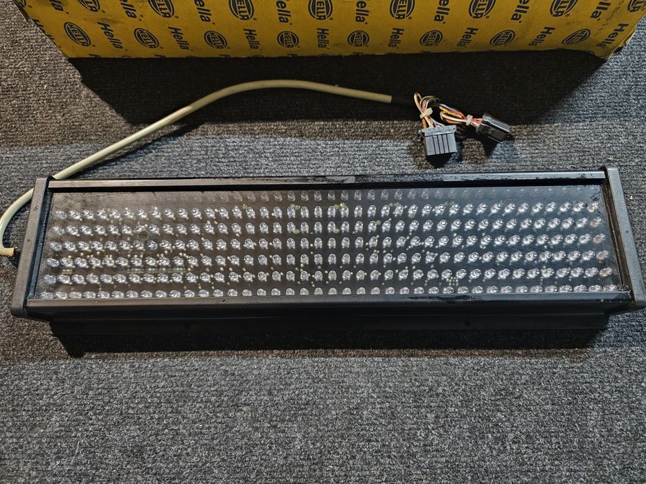 lumina semnalizare noua hella

prezinta urme din cauza depozitarii 

c