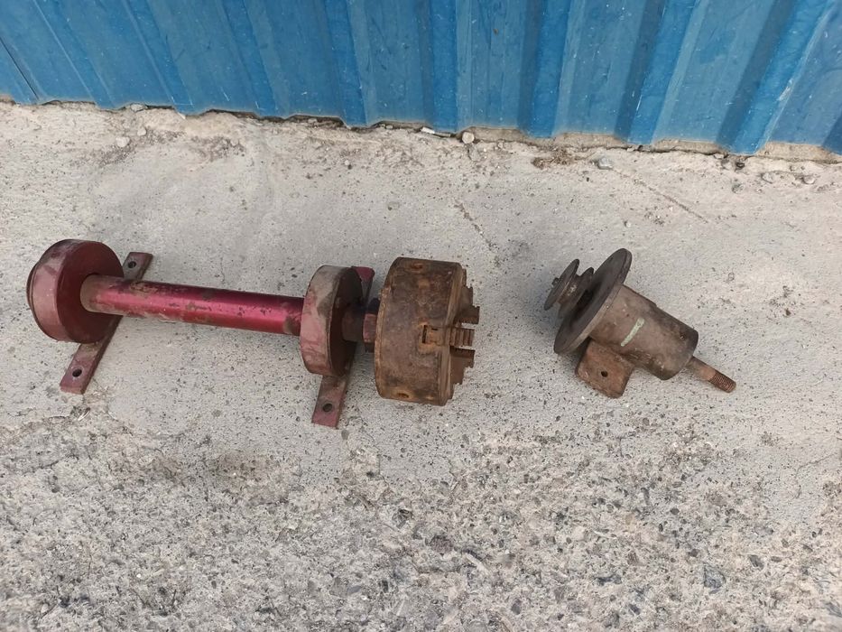 Ax pentru strung cu rulmenți și fulie -Eszterga tengely csapágyakkal és szíjtárcsával