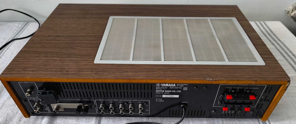 Продавам аудио усилвател Ямаха R700