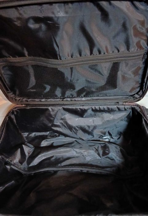 Куфар голям с дръжка на колела