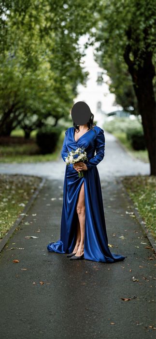 Rochia de ocazie lungă în nuanță de albastru electric din crep satin este un adevărat spectacol de eleganță