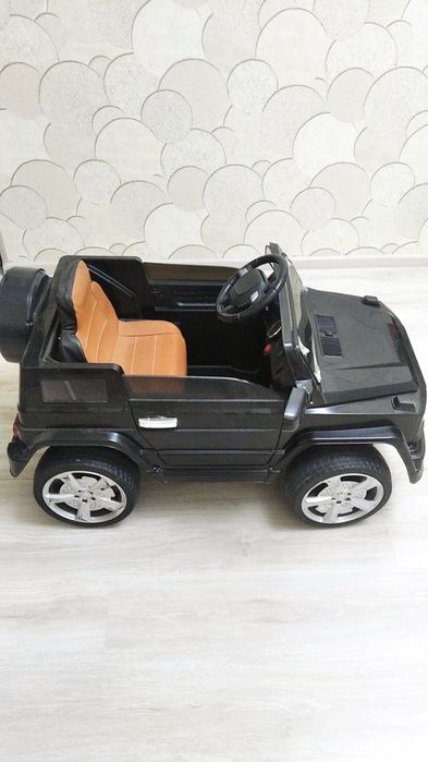 Машина детская на пульте.