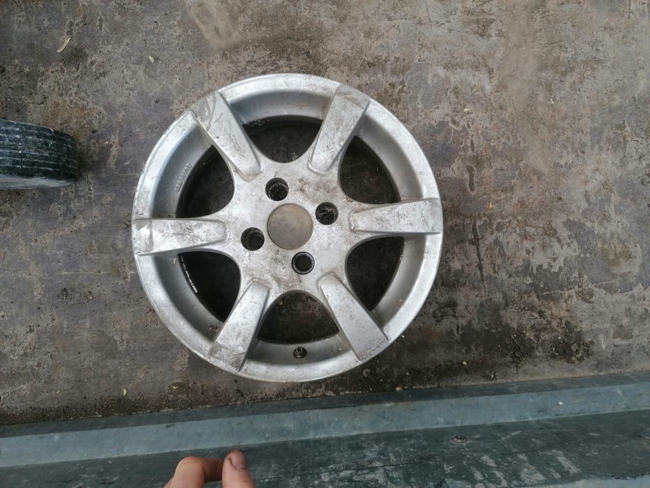 Jante aliaj R14 

Vând set jante aliaj R14, 4 prezoane.
Stare bună, urme normale de utilizare.
Fără anvelope.