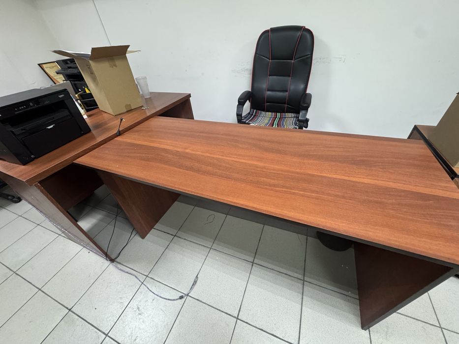 Стол офисный в хорошем состоянии