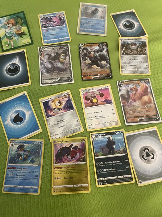 Vând cartonașe pokemon