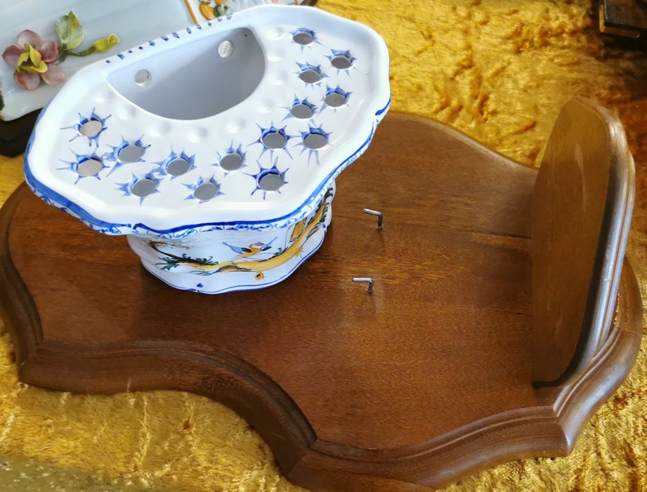 Фонтани рисуван порцелан