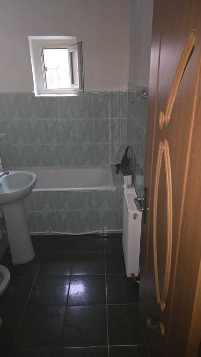 Vand apartamnet cu 3 camere in Bârlad zona gari aproape de scoala 11 apartament semidecomand pret 67 mii€ putin negociabil ata