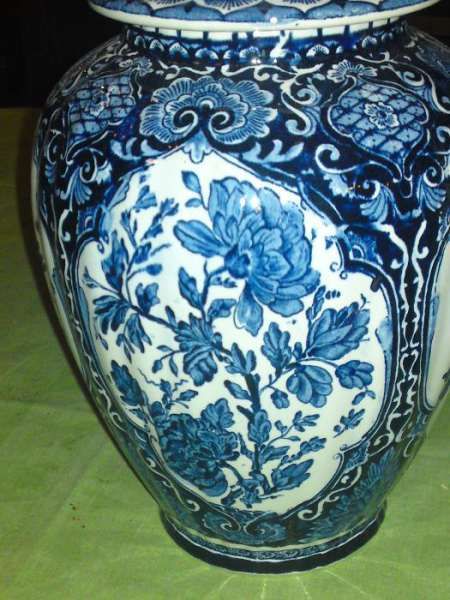 Продавам boch delft лот от две вази и чиния