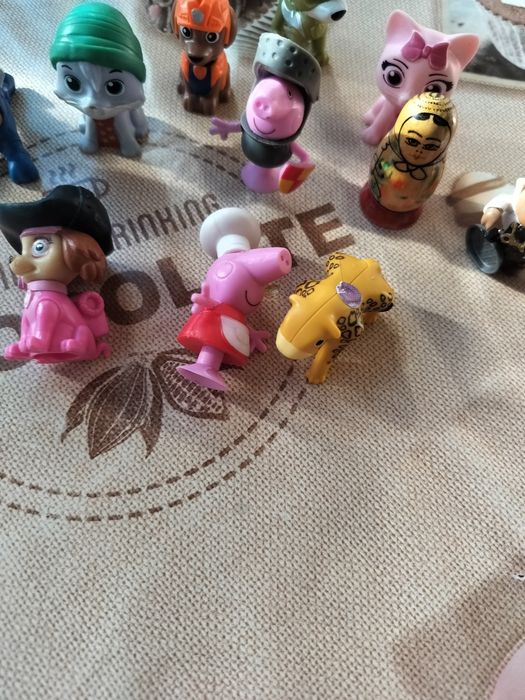 Малки играчки от шоколадови яйца и други