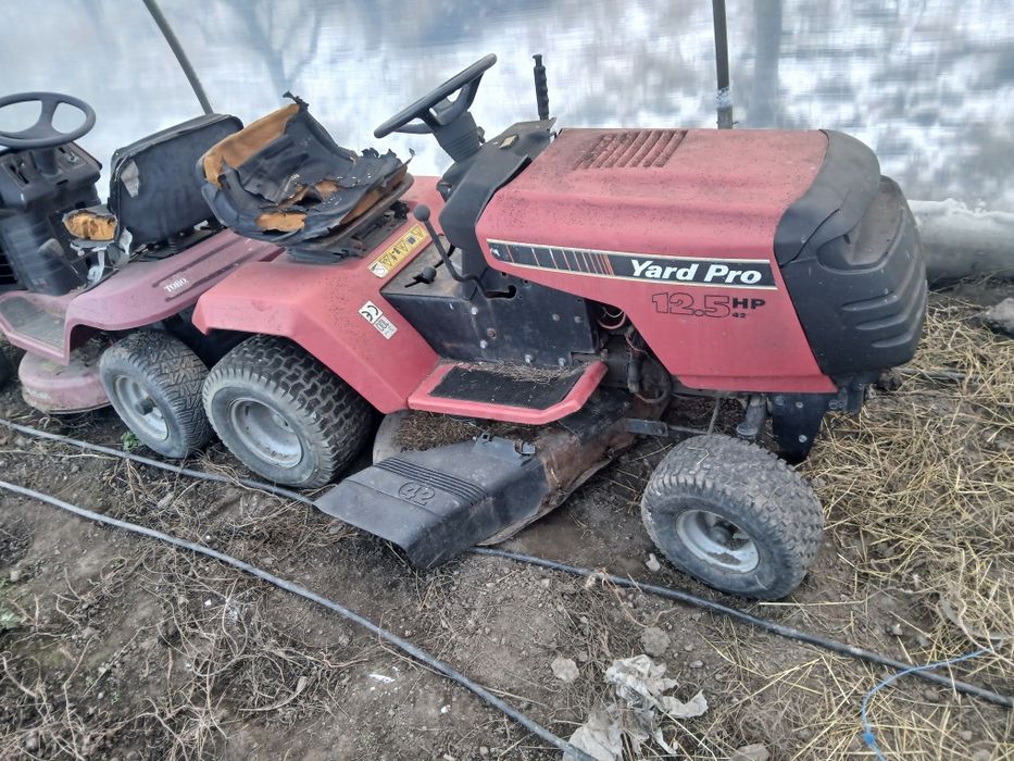 Vând două tractorașe de tuns iarba, perfect funcționale