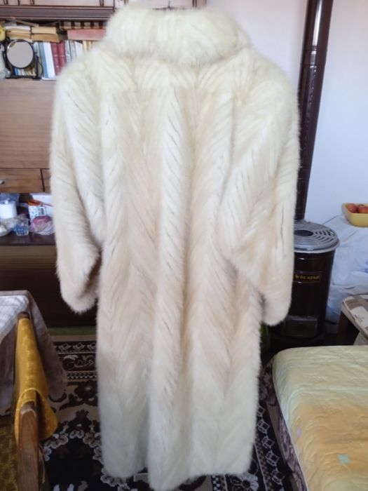 Продавам употребявано палто от норка.