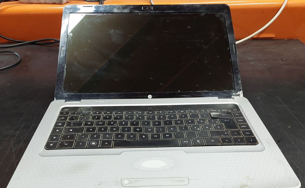 Vând laptop pentru piese