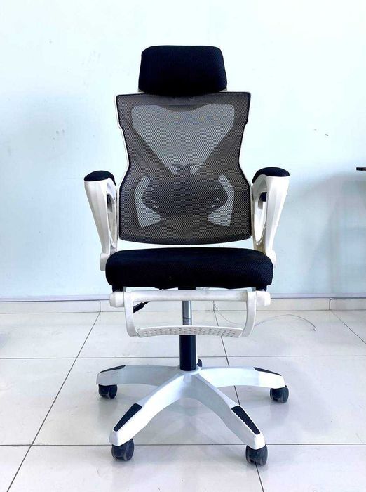 Oq va Qora ergonomik ofis kreslosi.