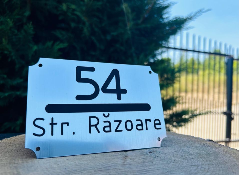 Placuta număr casa, ecusoane, brelocuri