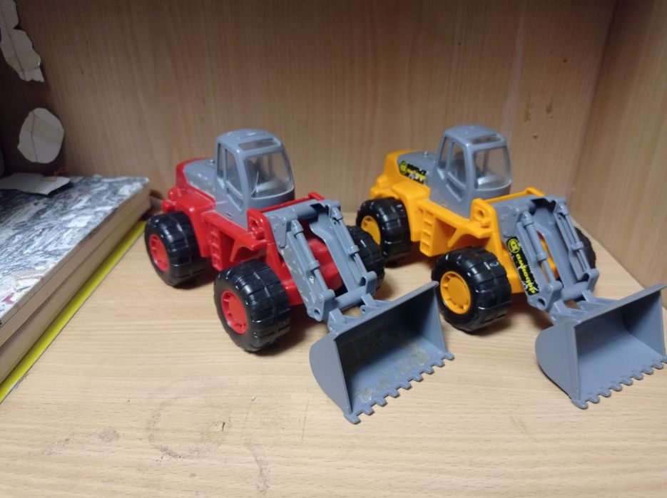 Экскаваторы красный и оранжевый