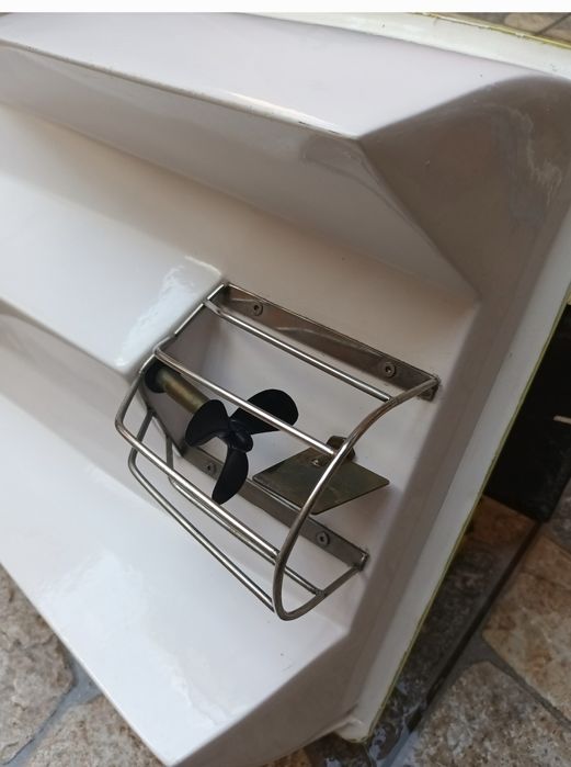 Navomodel pescuit de tip trimaran