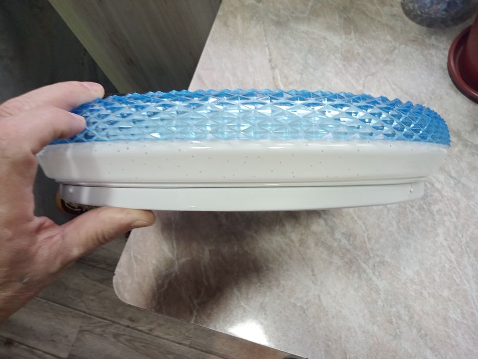 Продам люстра плафон