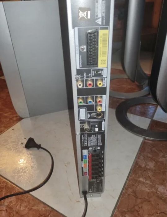 Продавам LG домашно кино dvd receiver usb radio 5.1 плюс активен буфер
