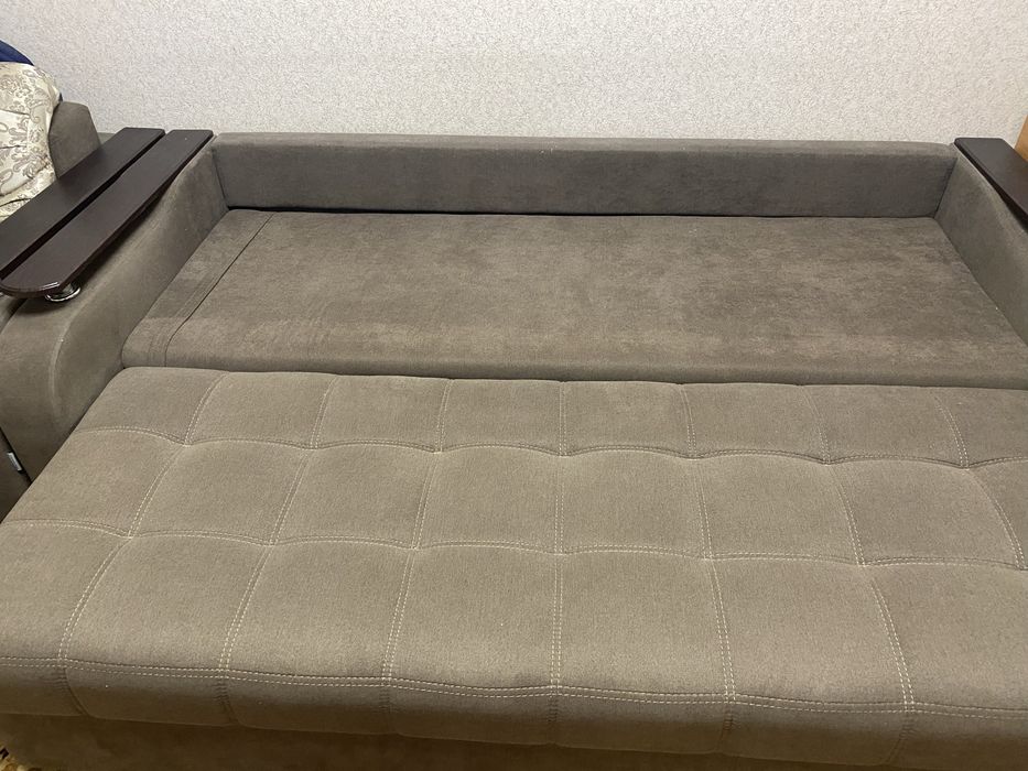 Диван и кресло.