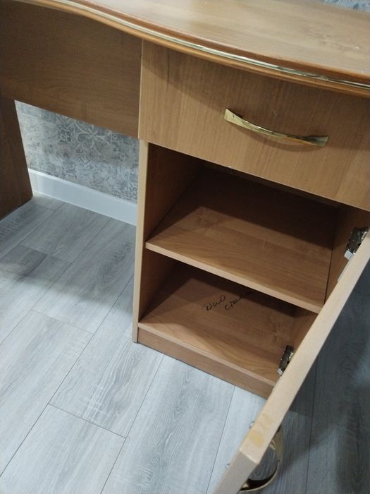 Продам туалетный стол