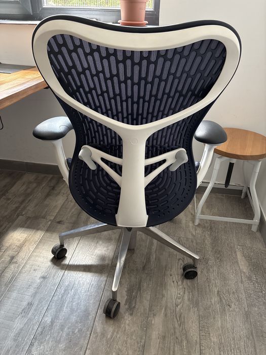 Scaun Ergonomic Herman Miller -  Mirra 2 - albastru ultramarin. Stare excelenta.