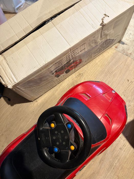 Червена кола мазерати