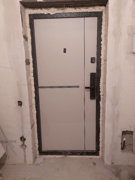 Продам дверь с электронным замком