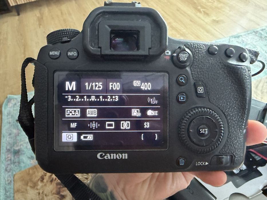 Canon 6D cu 3 acumulatori, cutie, incarcator