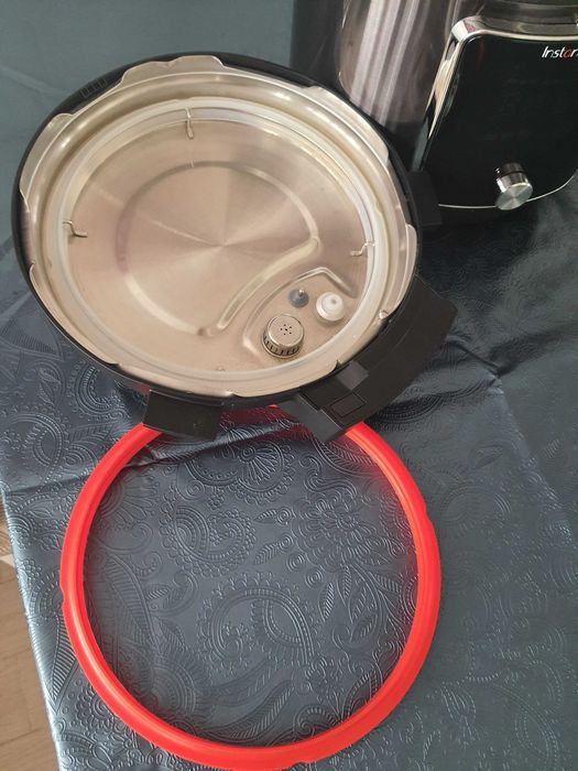 Продавам нов мултикукър Instant Pot Pro Plus