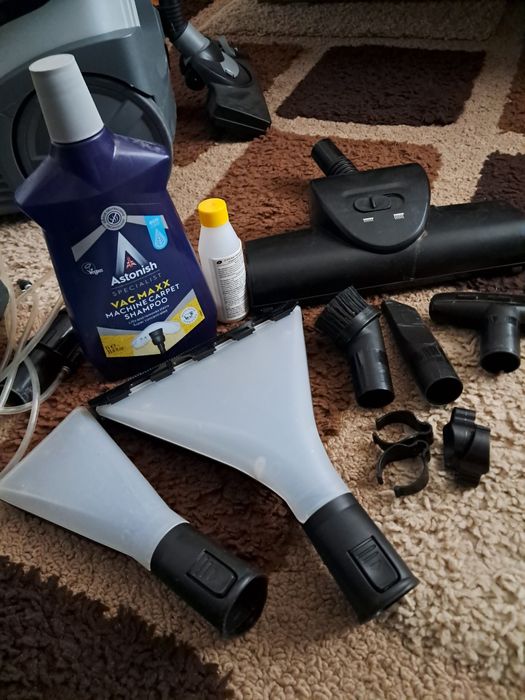 Vând aspirator Bosch AquaWash&Clean 1700W